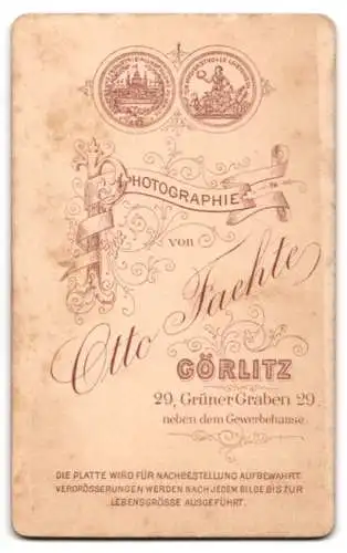 Fotografie Otto Fachte, Görlitz, Grüner Graben 29, Junger Mann mit Mittelscheitel im weiten Jacket