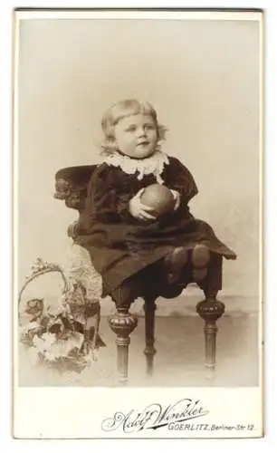 Fotografie Adolf Winkler, Görlitz, Berliner-Strasse 12, Lockiges Kind mit Spitzenkragen und Ball