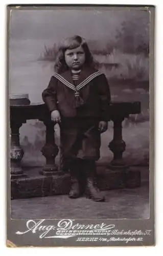 Fotografie Aug. Donner, Gelsenkirchen, Bahnhofstrasse 57, Kleiner Junge mit langem Haar im Matrosenanzug