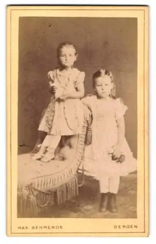 Fotografie Max Behrends, Bergen, Zwei kleine Mädchen in hellen Spitzenkleidchen