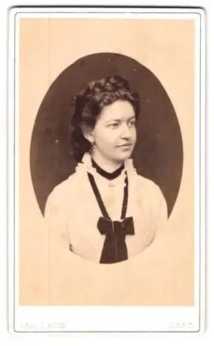 Fotografie Carl L. Koch, Saaz, Ringplatz 42, Junge Dame mit eleganter Flechtfrisur und Ohrschmuck