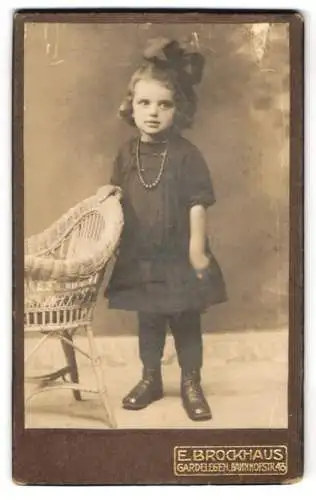 Fotografie E. Brockhaus, Gardelegen, Bahnhofstrasse 43, Kleines Mädchen mit Perlenkette und Haarschleife