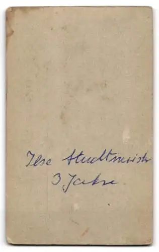 Fotografie E. Brockhaus, Gardelegen, Bahnhofstrasse 43, Kleines Mädchen mit Perlenkette und Haarschleife