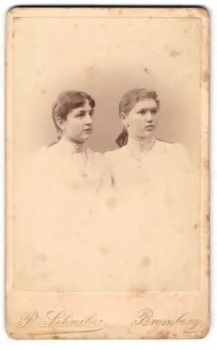 Fotografie R. Schreiber, Bromberg, Danziger-Strasse 162, Zwei junge Damen mit Stirnlocken in weissen Kleidern