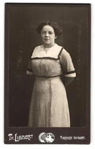 Fotografie Th. Liebert, Bremen, Fehrfeld 61, Junge Frau mit ondulierten Haaren im kurzärmeligen Pünktchen-Kleid