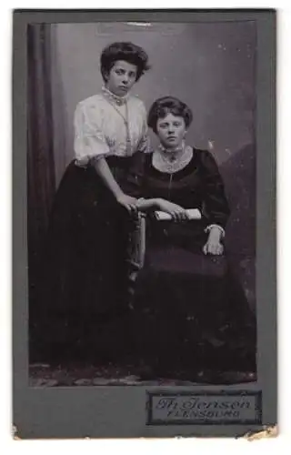 Fotografie Th. Jensen, Flensburg, Norderhofenden 15, Zwei junge Damen mit Spitzenkrägen und gewelltem Haar