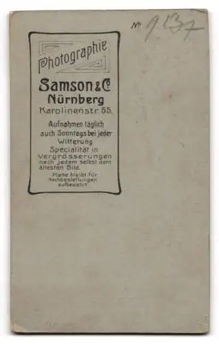 Fotografie Samson & Co., Nürnberg, Karolinenstrasse 55, Junge Dame im Kleid mit Spitzenkagen und sternförmigem Besatz