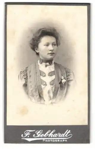 Fotografie F. Gebhardt, Treuchtlingen, Bahnhofstrasse, Elegante junge Dame mit gewelltem Haar, Bluse mit Zierelementen