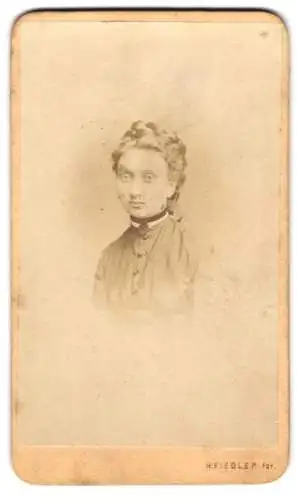 Fotografie H. Fiedler, Prag, Vachlavoke nam. 783-II, Blonde junge Dame mit Flechtfrisur und Samtband mit Anhänger