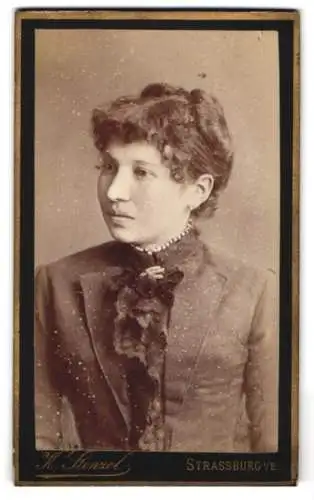 Fotografie Karl Wenzel, Strassburg i. E., Spielstrasse 23, Elegante junge Dame mit kunstvoller Frisur und Brosche