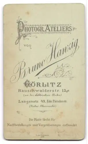 Fotografie Bruno Hanzig, Görlitz, Rauschwalderstrasse 13, Kleinkind im kurzen Strampelkleid, mit den Zehen spielend