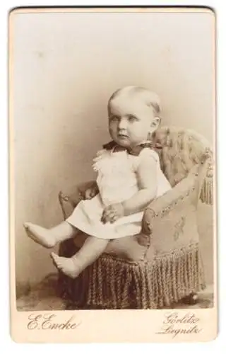 Fotografie Ernst Encke, Görlitz, Jakob-Strasse 31, Kleinkind mit grossen Augen auf einem Mini-Sessel