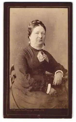 Fotografie Fr. Wilde, Görlitz, Schützenweg 1, Gutbürgerliche korpulente Frau im schwarzen Kleid mit geflochtenem Haar