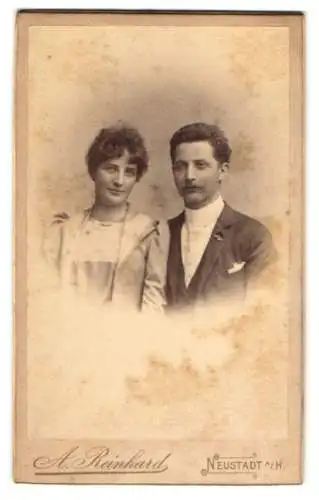 Fotografie A. Reinhard, Neustadt, Junges Paar in eleganter Kleidung mit Kette und Krawatte