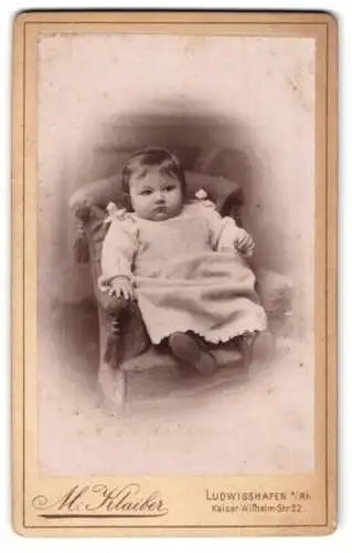 Fotografie M. Klaiber, Ludwigshafen, Kaiser Wilhelm Str. 22, Süsses Baby im weissen Kleid mit Schleifen und runden Wangen