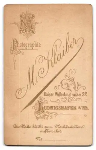 Fotografie M. Klaiber, Ludwigshafen, Kaiser Wilhelm Str. 22, Süsses Baby im weissen Kleid mit Schleifen und runden Wangen
