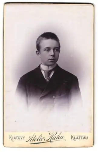 Fotografie Karel Hahn, Klattau, Langegasse 36, Junger Bursche im schwarzen Anzug mit Krawatte und gekämmtem Haar