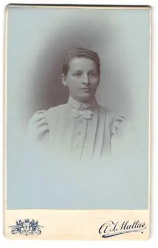 Fotografie A. J. Mattas, Chrudim, Husova 361, Schöne junge Dame im hellen Kleid mit Spitzenkragen und Schleife