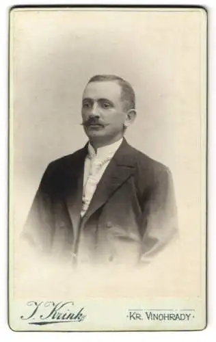 Fotografie J. Krink, Kr. Vinohrady, Palackeho ti. 25, Junger Mann im schwarzen Anzug mit weisser Krawatte und Schnurrbart