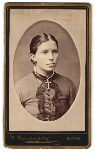 Fotografie K. Kreuzinger, Klattau, Junge Dame im hellen Kleid mit Kreuzkette und langen Lippen