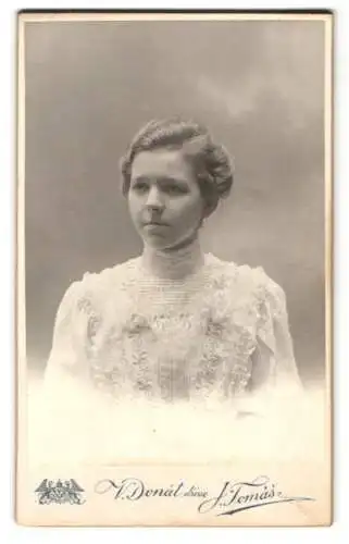 Fotografie V. Donat, Praha, Vaclavske nam 28, Schöne junge Dame im weissen Kleid mit Rüschen und Spitze