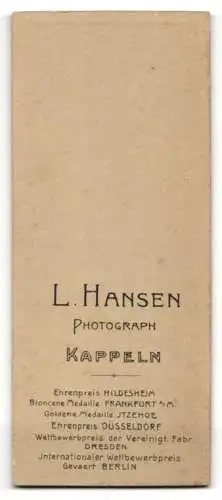 Fotografie L. Hansen, Kappeln, Junger blonder Knabe in Sonntagsgarderobe, mit einem Rüschenkragen