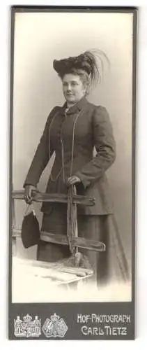 Fotografie Carl Tietz, Berlin, Leipziger Strasse 119-120, Bürgerliche Dame in Ausgehkleidung mit Hut und Handtasche