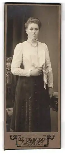 Fotografie G. Christiansen, Flensburg, Friesischestr. 2, Junge Frau in weisser Bluse mit Stehkragen und dunklem Rock