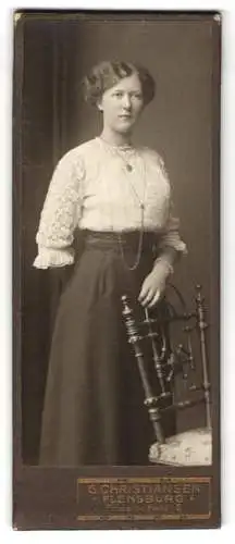 Fotografie G. Christiansen, Flensburg, Friesischestr. 2, Junge Dame in weisser Bluse mit dezenter Kette und dunklem Rock