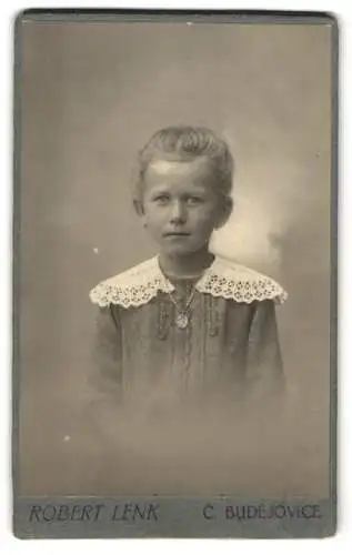 Fotografie Robert Lenk, Budejovice, Na sadech 40, Junges Mädchen im Kleid mit Rüschen auf der Schulter, dezente Kette