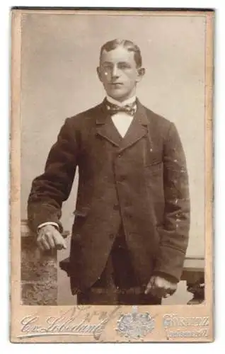 Fotografie C. v. Lobedank, Görlitz, Louisenstr. 17, Junger Mann mit pomadisiertem Mittelscheitel und Fliege