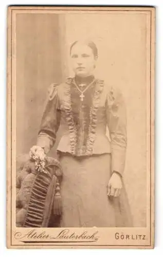 Fotografie Atelier Lauterbach, Görlitz, Langenstrasse 49, Junge Frau mit adretter Frisur im taillierten Kleid