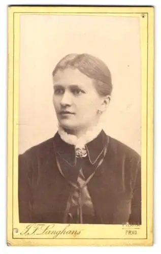 Fotografie J. F. Langhans, Prag, Wassergasse 37, Junge Frau mit dezenten Ohrringen und Kleid mit Rüschenkragen