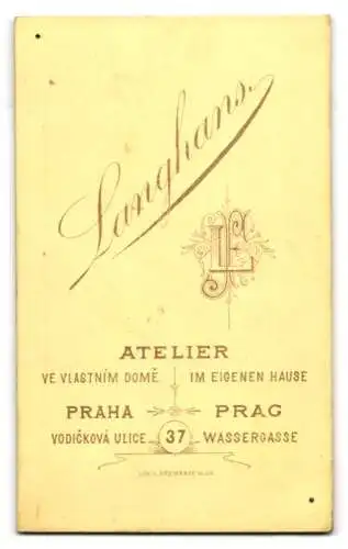 Fotografie J. F. Langhans, Prag, Wassergasse 37, Junge Frau mit dezenten Ohrringen und Kleid mit Rüschenkragen