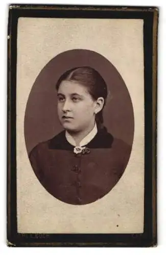 Fotografie Carl L. Koch, Saaz, Ringplatz 42, Bürgerliches Mädchen mit einem geflochteten Zopf und geschlossener Jacke