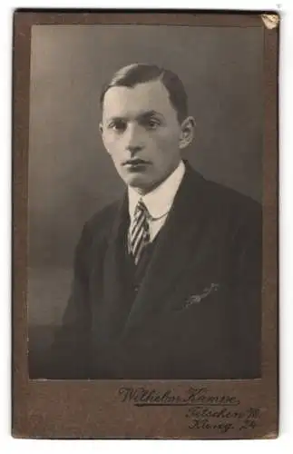 Fotografie Wilhelm Kampe, Tetschen a. E., Kreuzg. 24, Junger Mann mit pomadisiertem Haar und gestreifter Krawatte