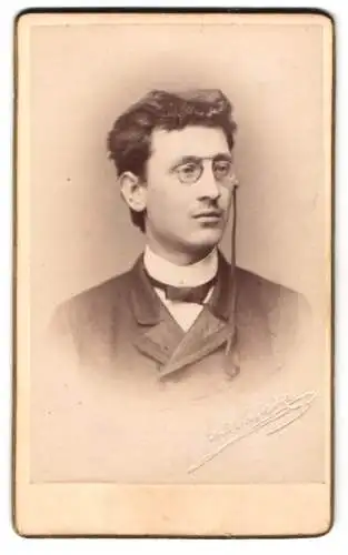 Fotografie H. Eckert, Prag, Junger Mann mit vollem Haar und einem Zwicker mit Halteband