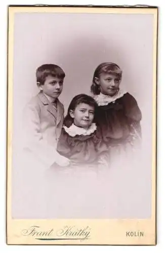 Fotografie Frant. Krátký, Kolin, Bürgerlicher Knabe im Anzug mit seinen beiden Schwestern im Kleid