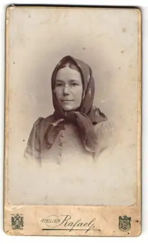 Fotografie Atelier Rafael, Brünn, Neugasse 4, Junge Frau mit einem dunklen Kopftuch, unterm Kinn festgeknotet