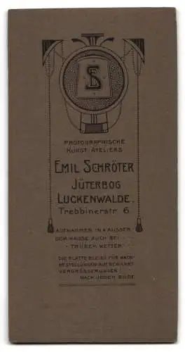 Fotografie Emil Schröter, Jüterbog-Luckenwalde, Trebbinerstr. 6, Junge Frau im taillierten Kleid an einem hohen Tisch