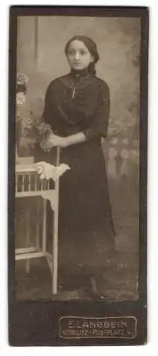 Fotografie E. Langbein, Görlitz, Postplatz 4, Jugendliches Mädchen im schwarzen Kleid mit Kreuzanhänger