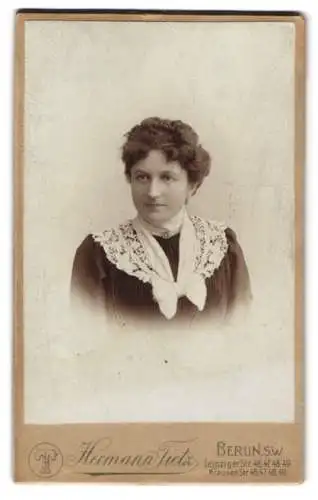 Fotografie Hermann Tietz, Berlin, Leipziger Str. 46-49, Bürgerliche Dame mit lockigem Haar und Schleife am Kragen