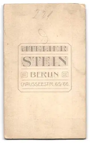 Fotografie Wilhelm Stein, Berlin, Chaussee Str. 65 /66, Zwei bürgerliche Damen in feinen Kleidern, eine mit einem Buch