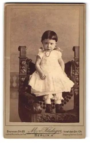Fotografie M. v. Rüdiger, Berlin, Brunnen-Str. 20, Kleines Mädchen im weissen Kleid auf einem Stuhl