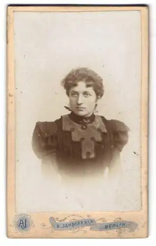 Fotografie A. Jandorf & Co., Berlin, Belle-Alliance-Str. 1, Junge Dame im Kleid mit gepuffter Schulterpartie