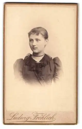 Fotografie Ludwig Fröhlich, Berlin, Lützow-Strasse 73, Jugendliches Mädchen mit zurückgestecktem Haar und einer Kette