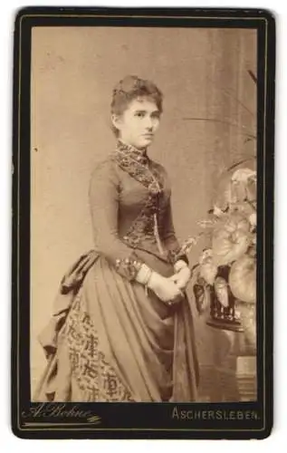 Fotografie A. Bohne, Aschersleben, Junge Dame im eleganten taillierten Kleid mit Zierelementen