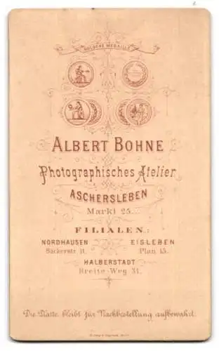 Fotografie A. Bohne, Aschersleben, Markt 25, Junge Frau mit zurückgeflochtenem Haar und einer Brosche am Kragen