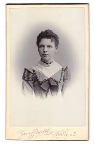 Fotografie Georg Bartel, Halle a. S., Leipziger-Str. 64, Junge Dame im Kleid mit Zierfalten an den Schultern