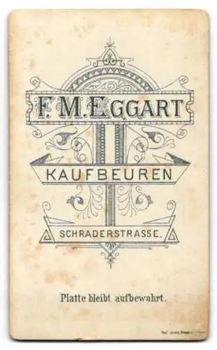 Fotografie F. M. Eggart, Kaufbeuren, Schraderstr., Bürgerliches Mädchen im taillierten, gestreiften Kleid